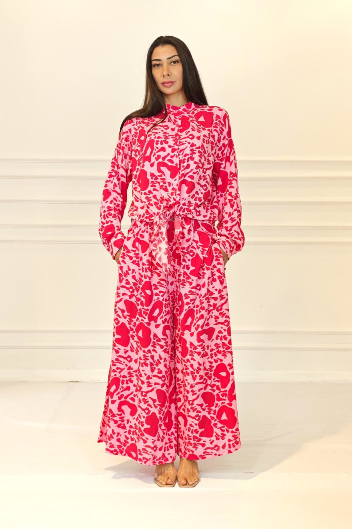 Pembe Desenli Dik Yaka Kolu Apoletli Cepli Gömlek Pantolon Takım