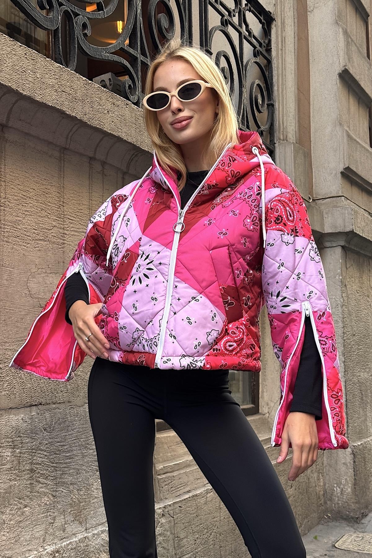 معطف قصير قابل للنفخ منقوش وردي منقوش بقلنسوة بأكمام بسحاب