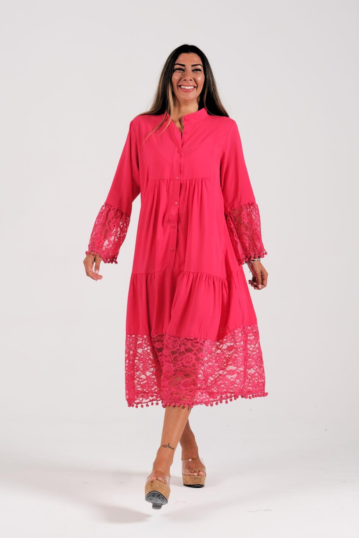 Pembe Önden Düğmeli Kolları ve Eteği Dantelli Ponponlu Midi Elbise