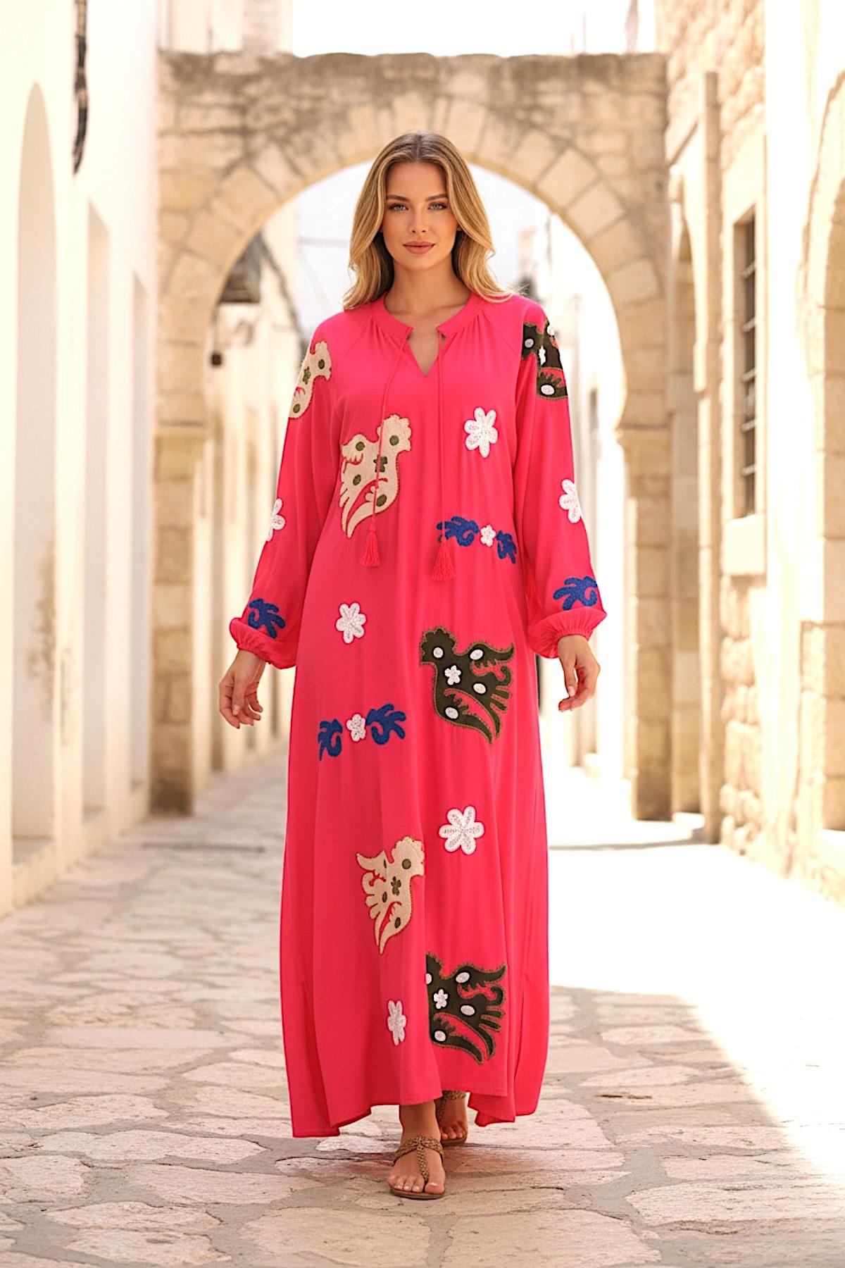 Pembe Sıfır Yaka Önü ve Kolları Nakışlı Püsküllü Uzun Elbise