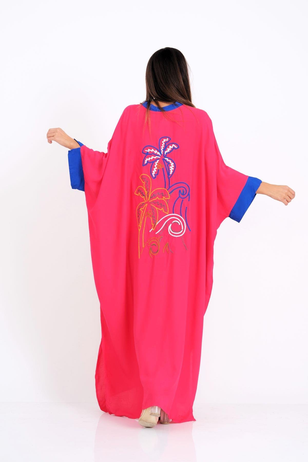 فستان طويل بأكمام خفاش مطرز من الخلف بأكمام خفاش باللون الوردي