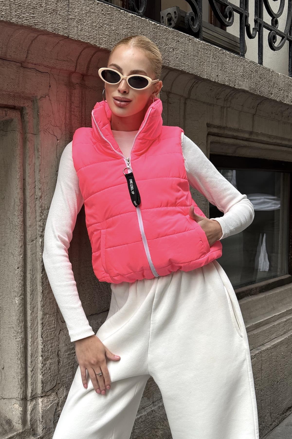 Pembe Sırtı Taş İşlemeli Dik Yaka Kısa Şişme Yelek