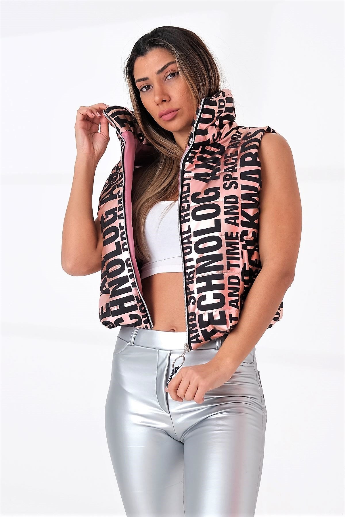 سترة قصيرة قابلة للنفخ ذات ياقة قصيرة زاهية مطبوعة بطبعة وردية زاهية مع خصر مطاطي