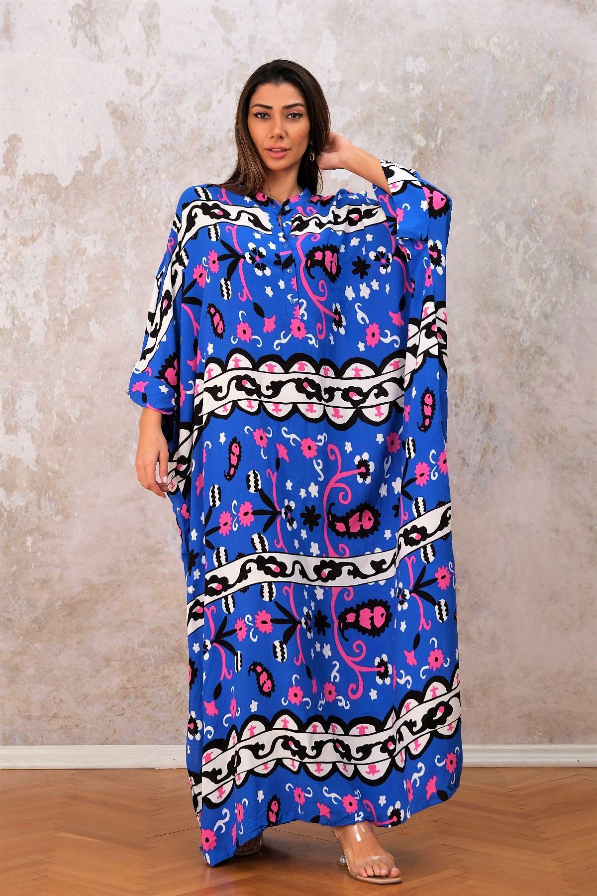 فستان طويل طويل بأكمام خفاش منقوشة بنقوش عرقية بأكمام خفاش مقلوبة بياقة قائمة باللون الأزرق