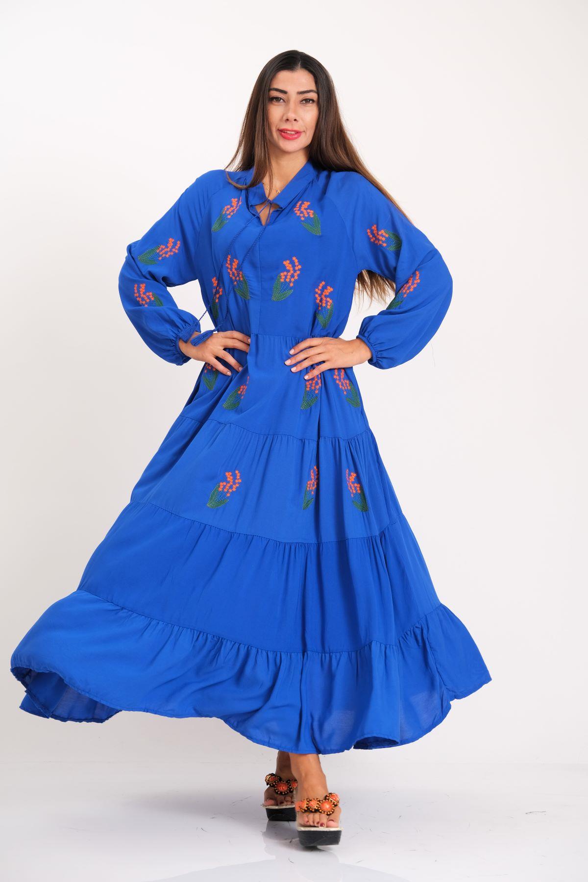 ساكس فستان طويل بتطريز زهري أزرق مطرز بالأزهار على الأمام والأكمام مع تنورة مطوية