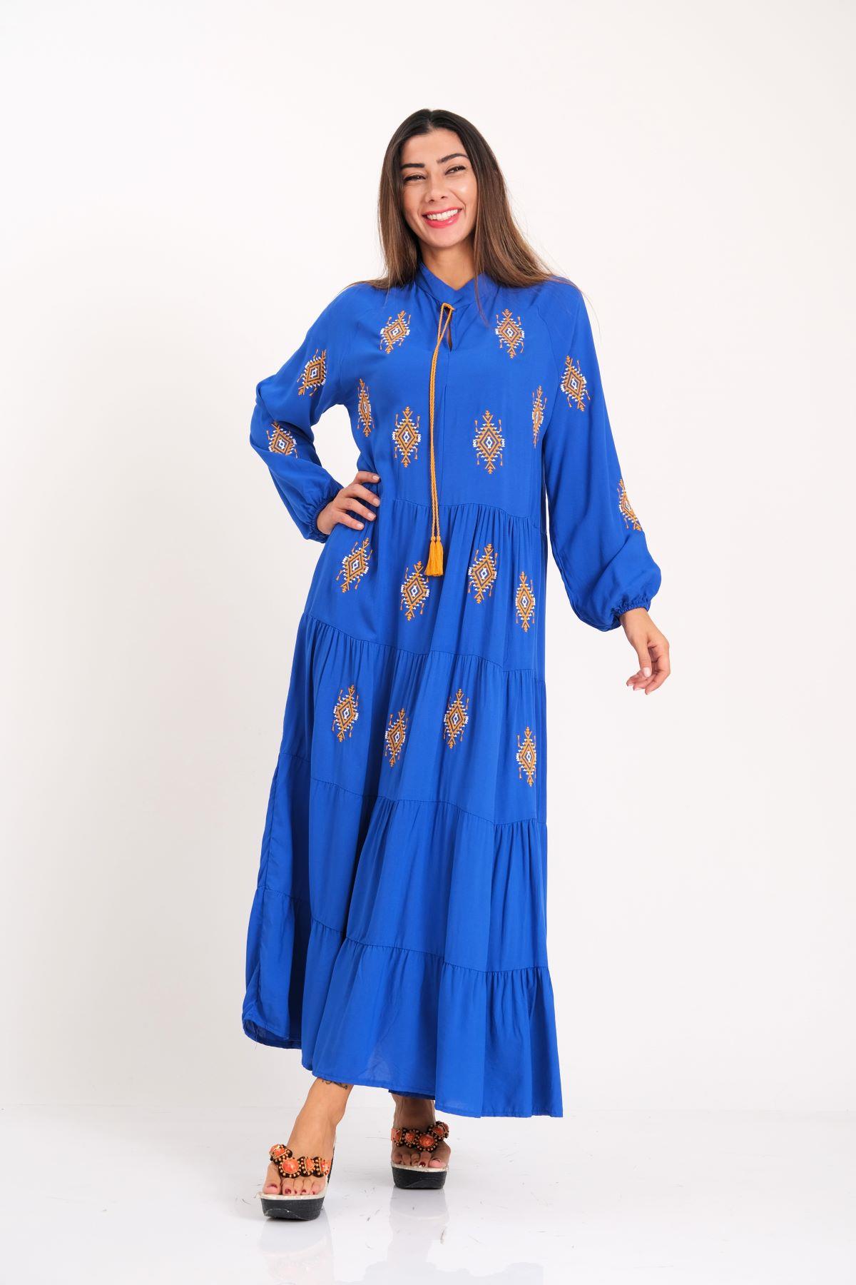 فستان طويل أزرق ساكس أزرق بتطريزات أصيلة على المقدمة والأكمام وتنورة مطوية