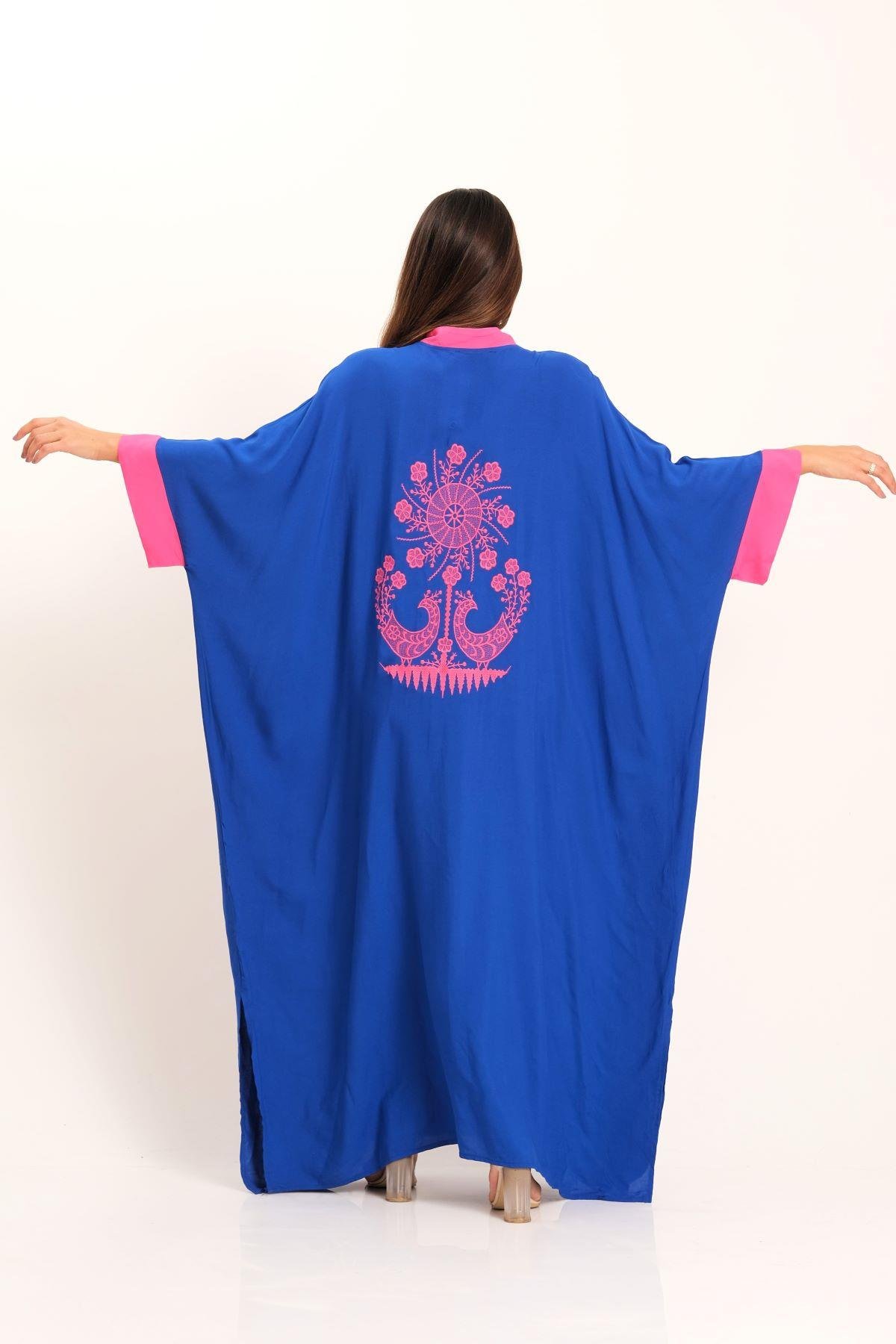 فستان طويل بأكمام خفاش أزرق ساكس فستان طويل بأكمام خفاش أزرق مقلوب مع تطريز أصلي على الظهر