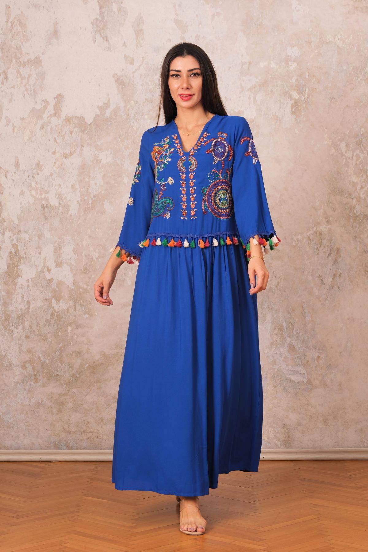 فستان طويل من ساكس أزرق بياقة على شكل V بياقة على شكل V مع شرابات مطرزة أصيلة على الأمام والأكمام