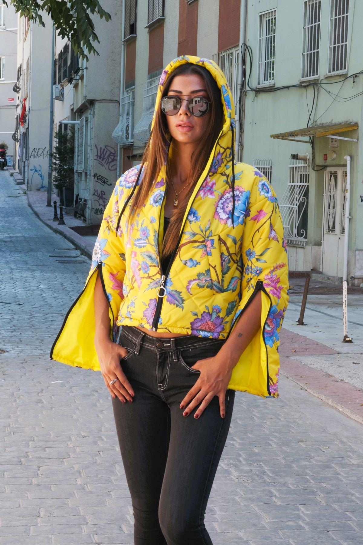 معطف أصفر بقلنسوة زهري قصير قابل للنفخ بقلنسوة وأكمام بسحاب