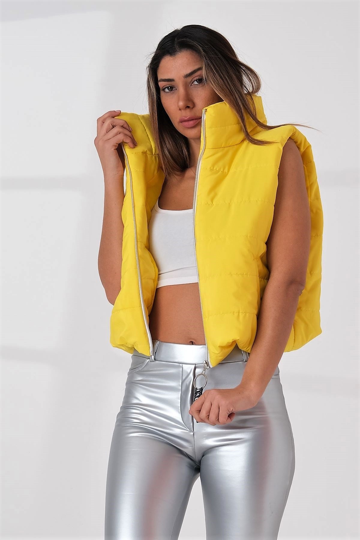 سترة قصيرة قابلة للنفخ بياقة الوقوف صفراء اللون مع جيوب مطاطية على الخصر