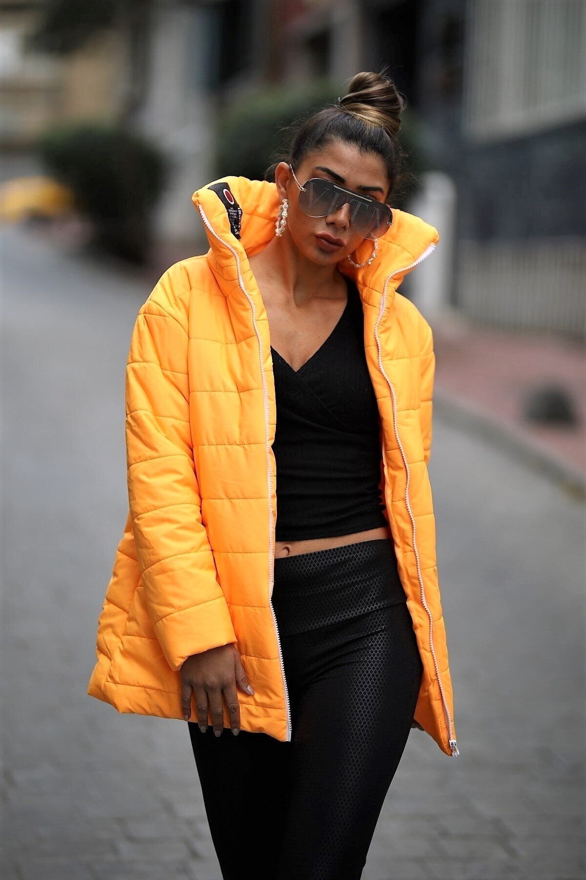 معطف طويل قابل للنفخ أصفر اللون بياقة الوقوف