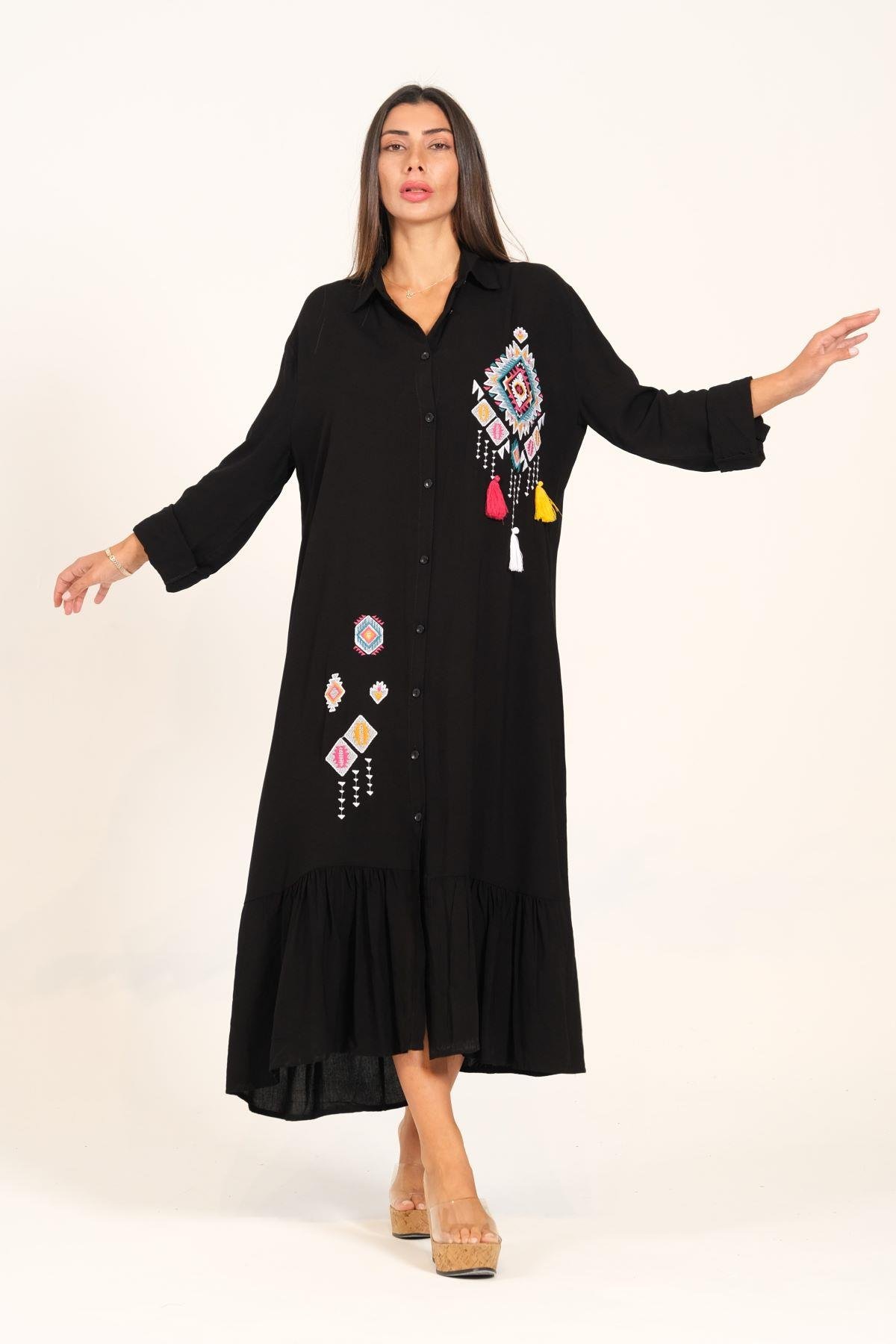 فستان طويل أسود مطرز بشراشيب مطرزة مع تطريزات على الصدر والتنورة وفستان طويل مزركش مزين بشراشيب مع كتاف على الأكمام