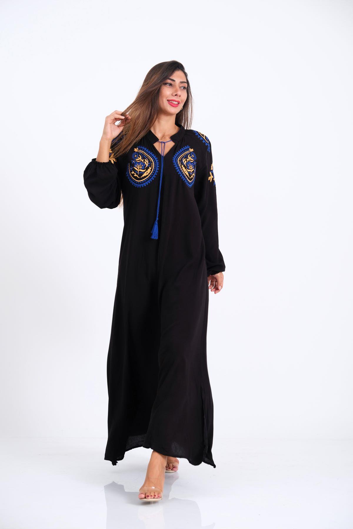 فستان طويل بأكمام بالون أسود مع شرابات مطرزة على الصدر والأكمام