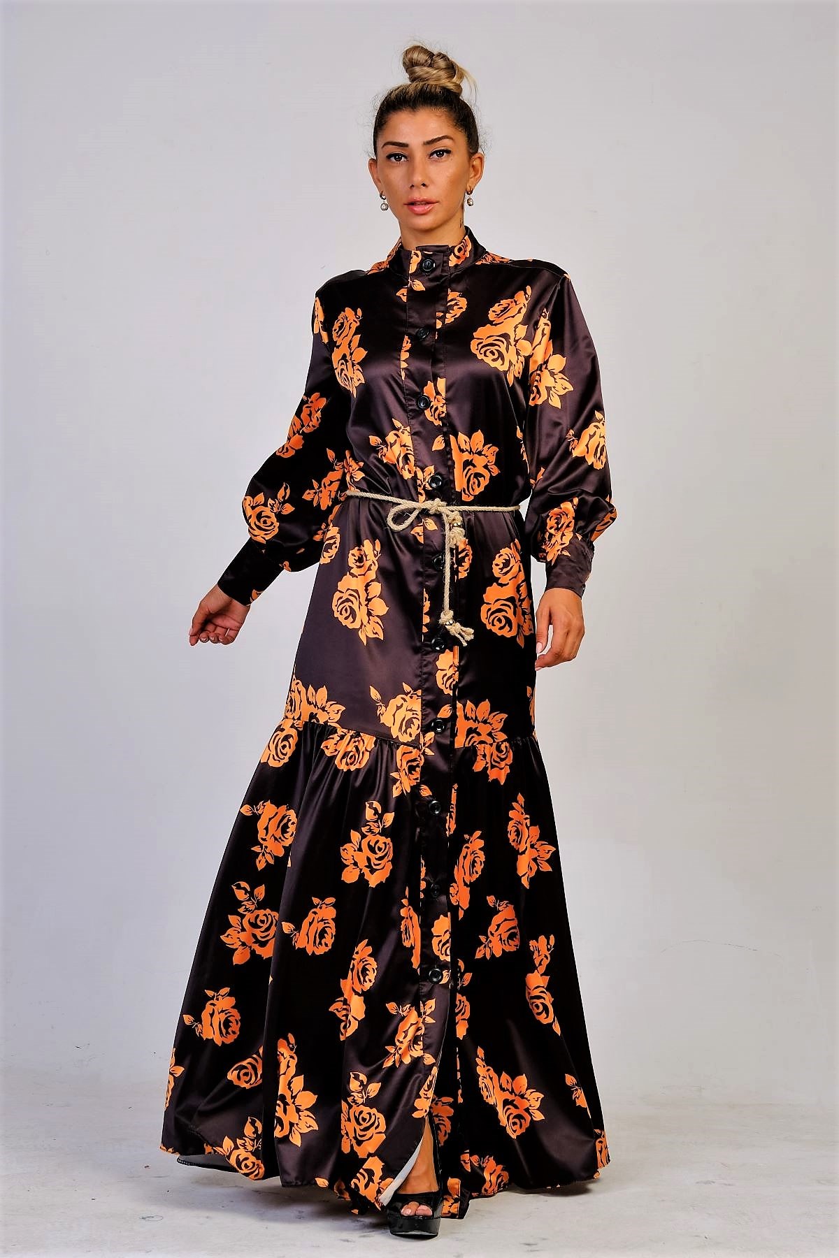 فستان طويل من الساتان بياقة القاضي الأسود مع تنانير طويلة من الساتان بياقة القاضي السوداء مع تنانير طويلة من الساتان المنفوش