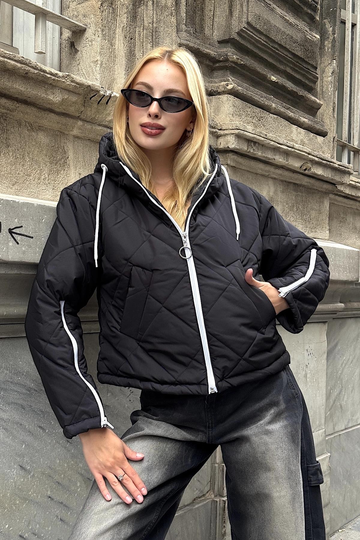 معطف أسود بقلنسوة قصير قابل للنفخ بقلنسوة مع أكمام بسحاب