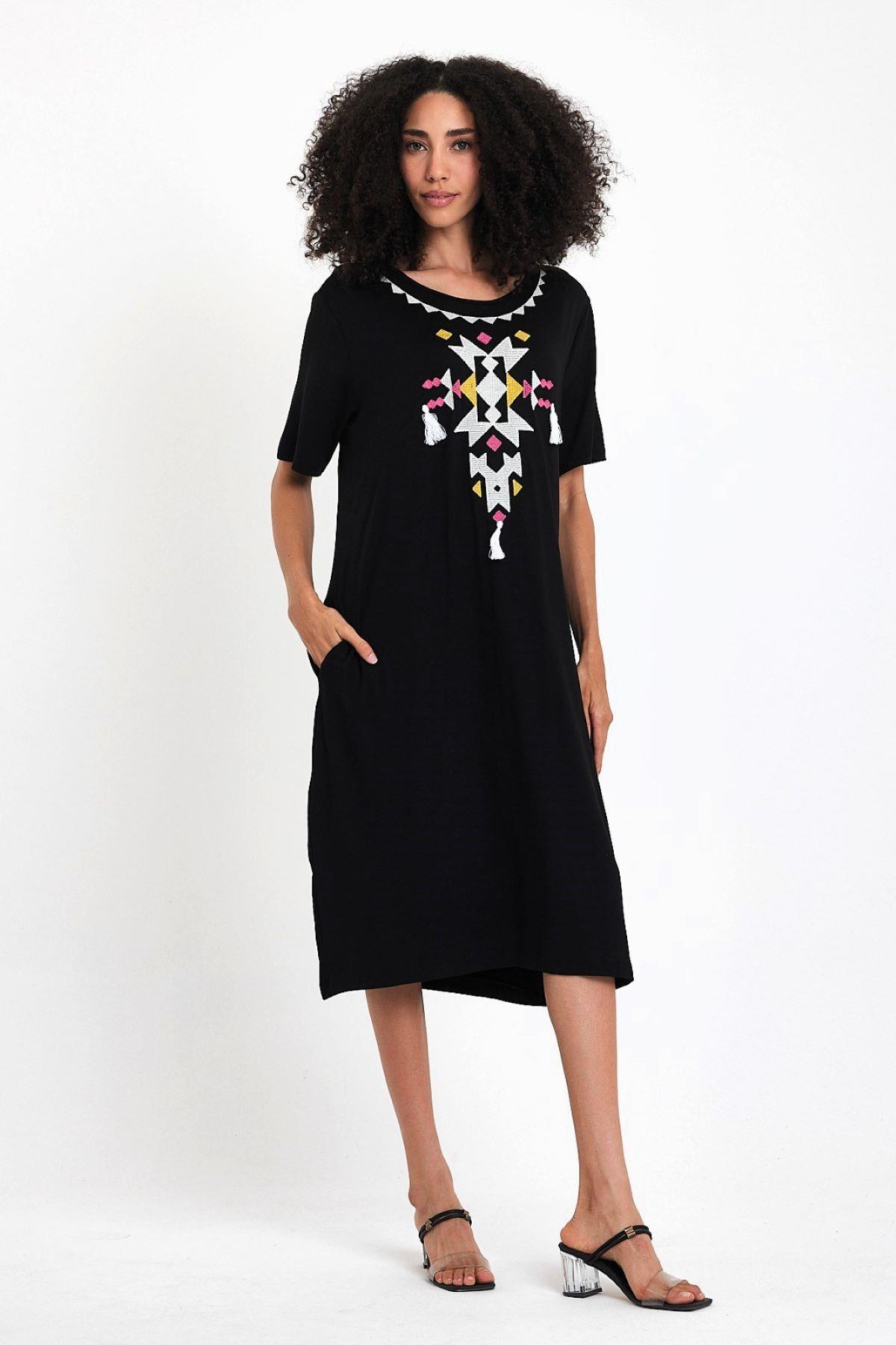 Siyah Kayık Yaka Nakışlı Püsküllü Cepli Penye Midi Elbise