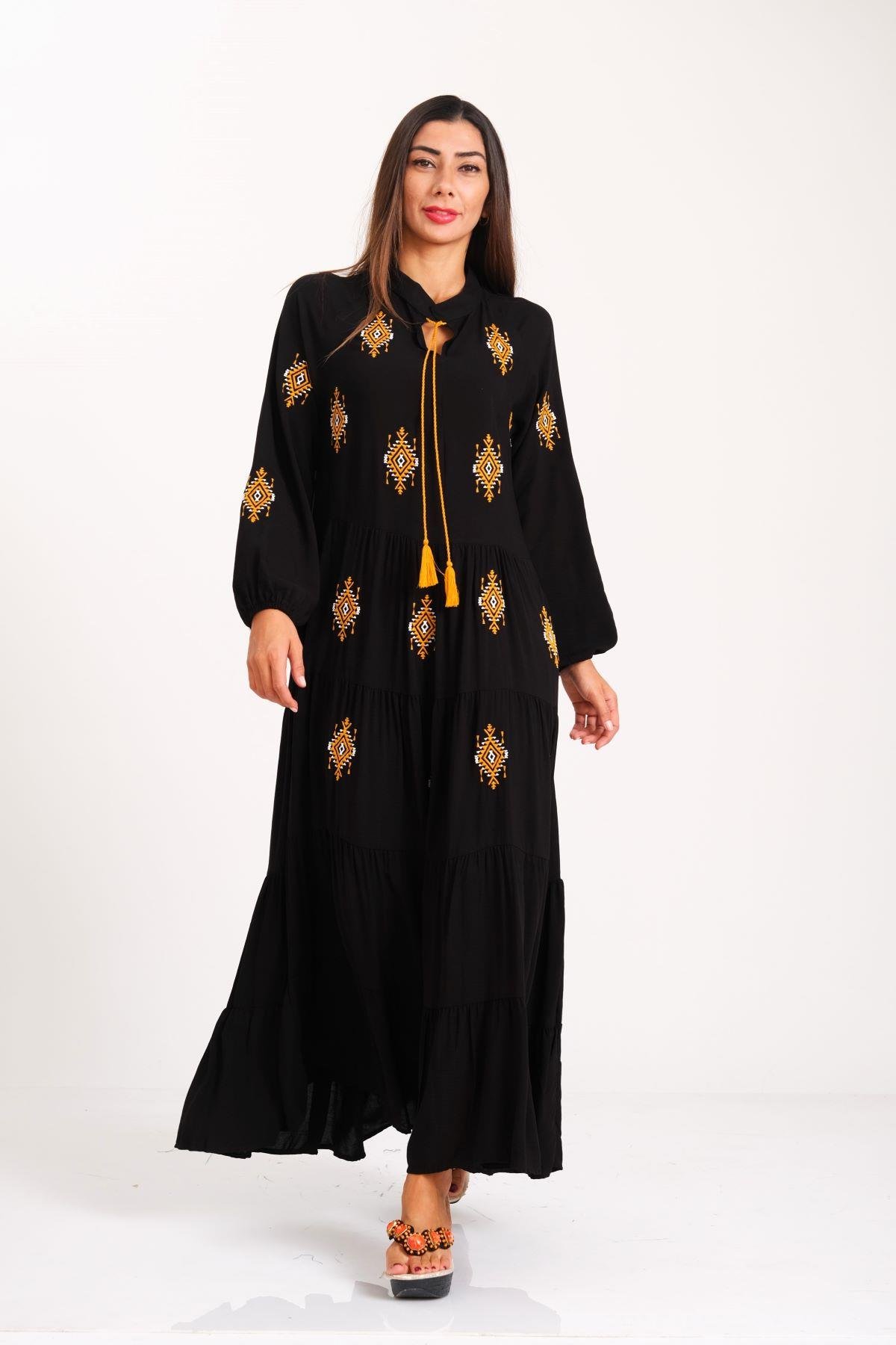فستان طويل أسود مطرز من الأمام وأكمام بتنورة طويلة مطوية ومطرزة من الأمام وأكمام سوداء