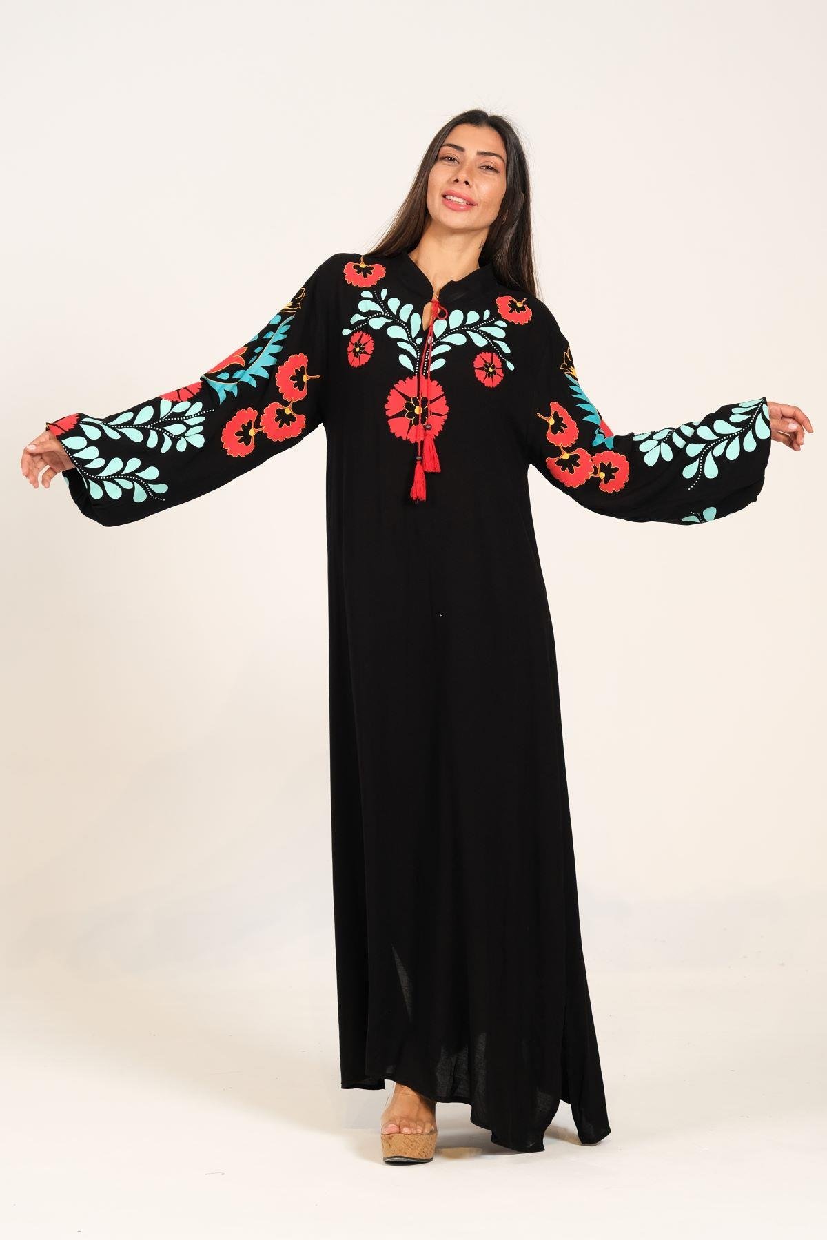فستان طويل أسود بياقة صفرية بأكمام بالون منقوشة بنقشة زهور