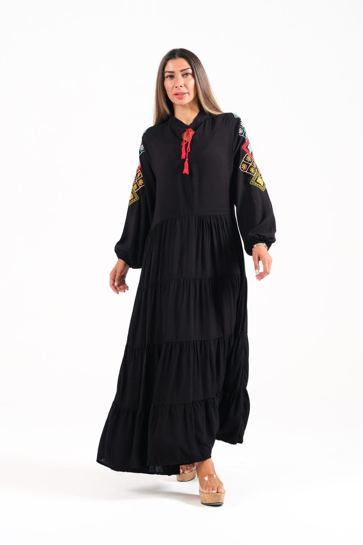 Siyah Sıfır Yaka Kolları Nakışlı Eteği Kat Kat Uzun Elbise