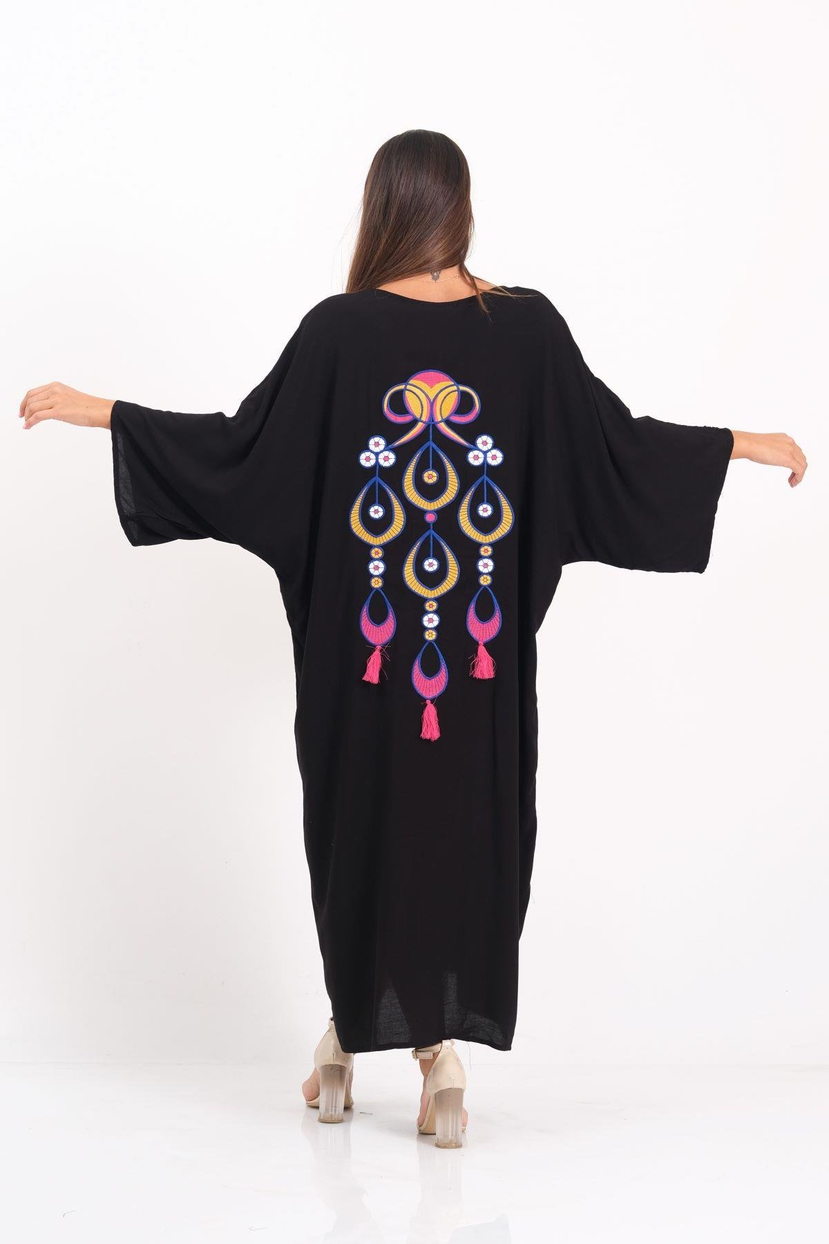 Siyah V Yaka Cepleri ve Sırtı Otantik Nakışlı Püsküllü Oversize Uzun Gömlek Elbise 