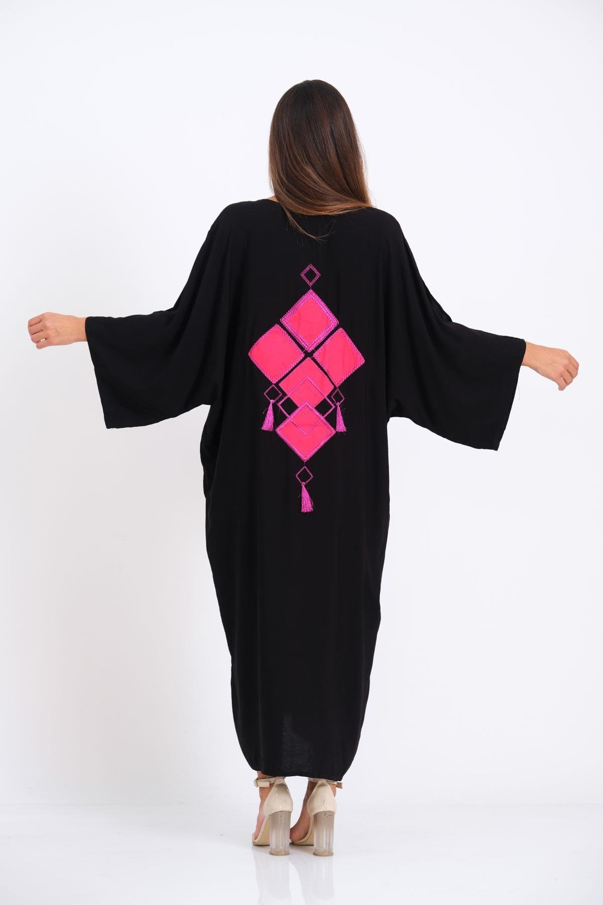 Siyah V Yaka Omuzu Pencereli Cepleri ve Sırtı Aplike Nakışlı Püsküllü Oversize Uzun Gömlek Elbise 