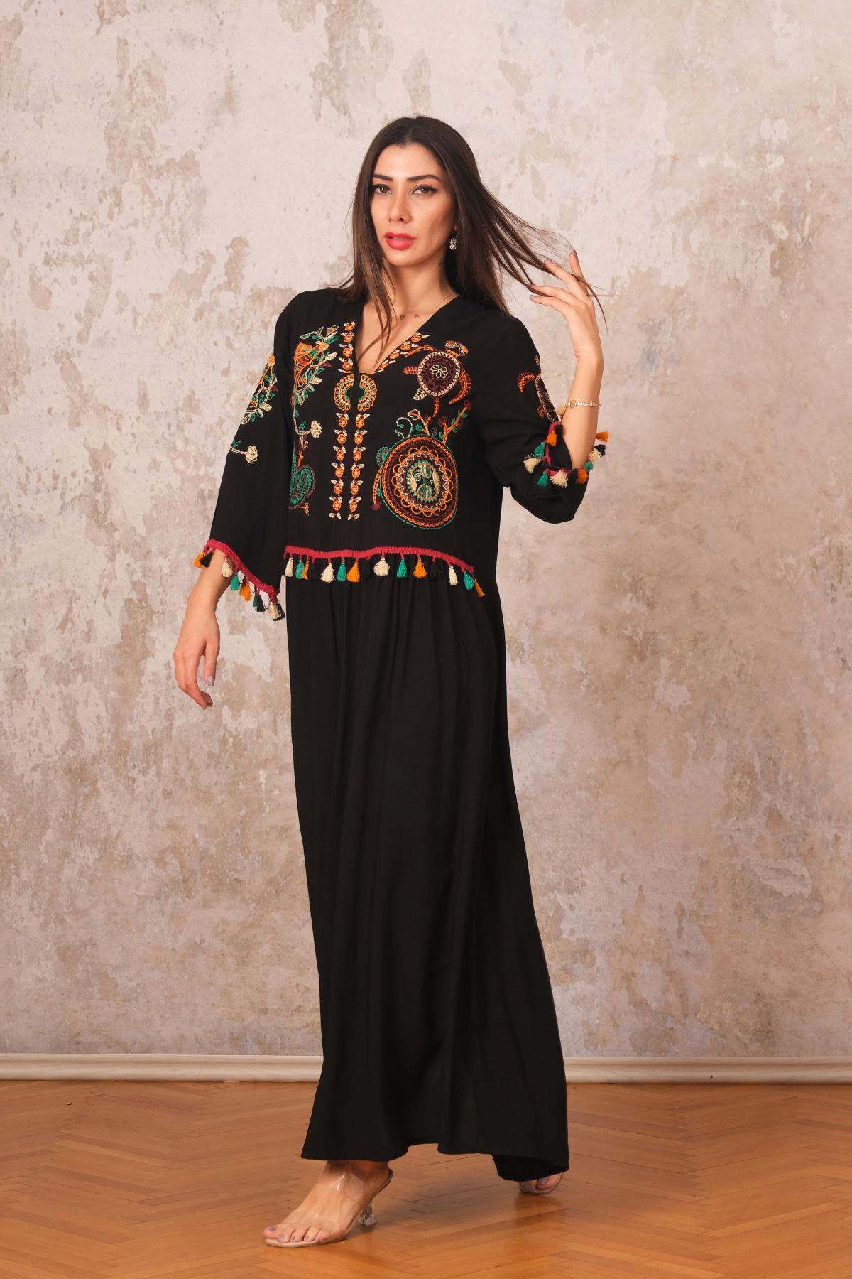 فستان طويل أسود برقبة على شكل حرف V برقبة على شكل حرف V مع شرابات مطرزة أصيلة على الأمام والأكمام