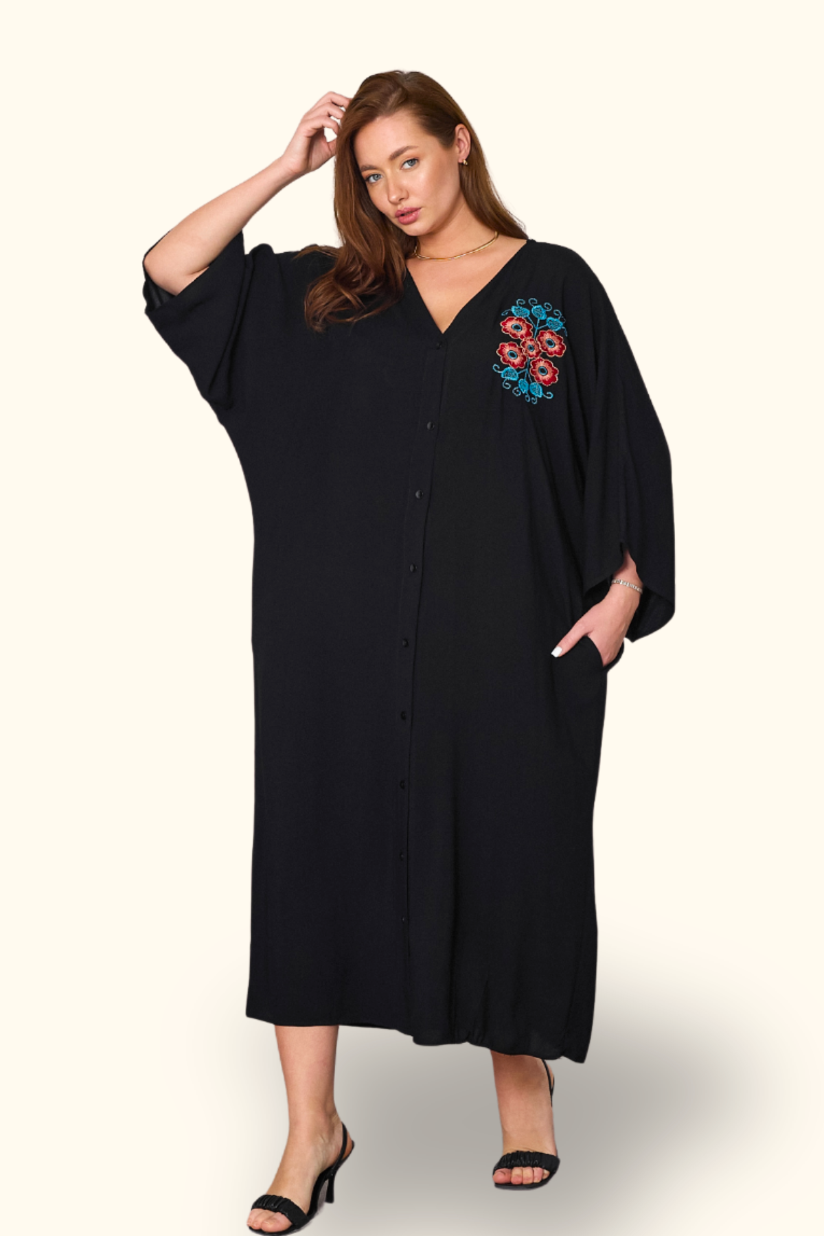 Siyah V Yaka Sırtı ve Göğsü Çiçek Nakışlı Cepli Oversize Uzun Gömlek Elbise
