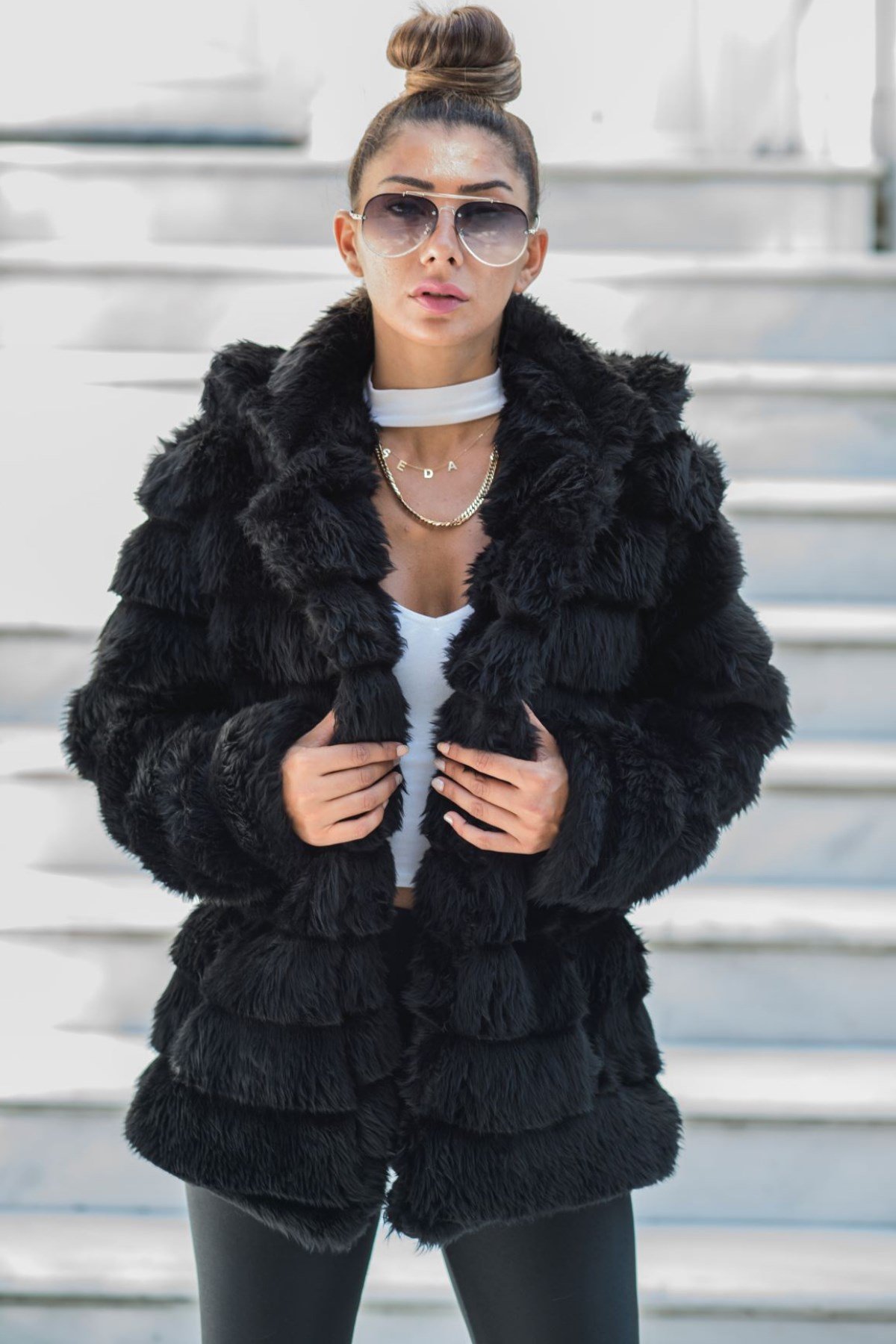 معطف أسود كلاسيكي من القطيفة الكلاسيكية بجيوب