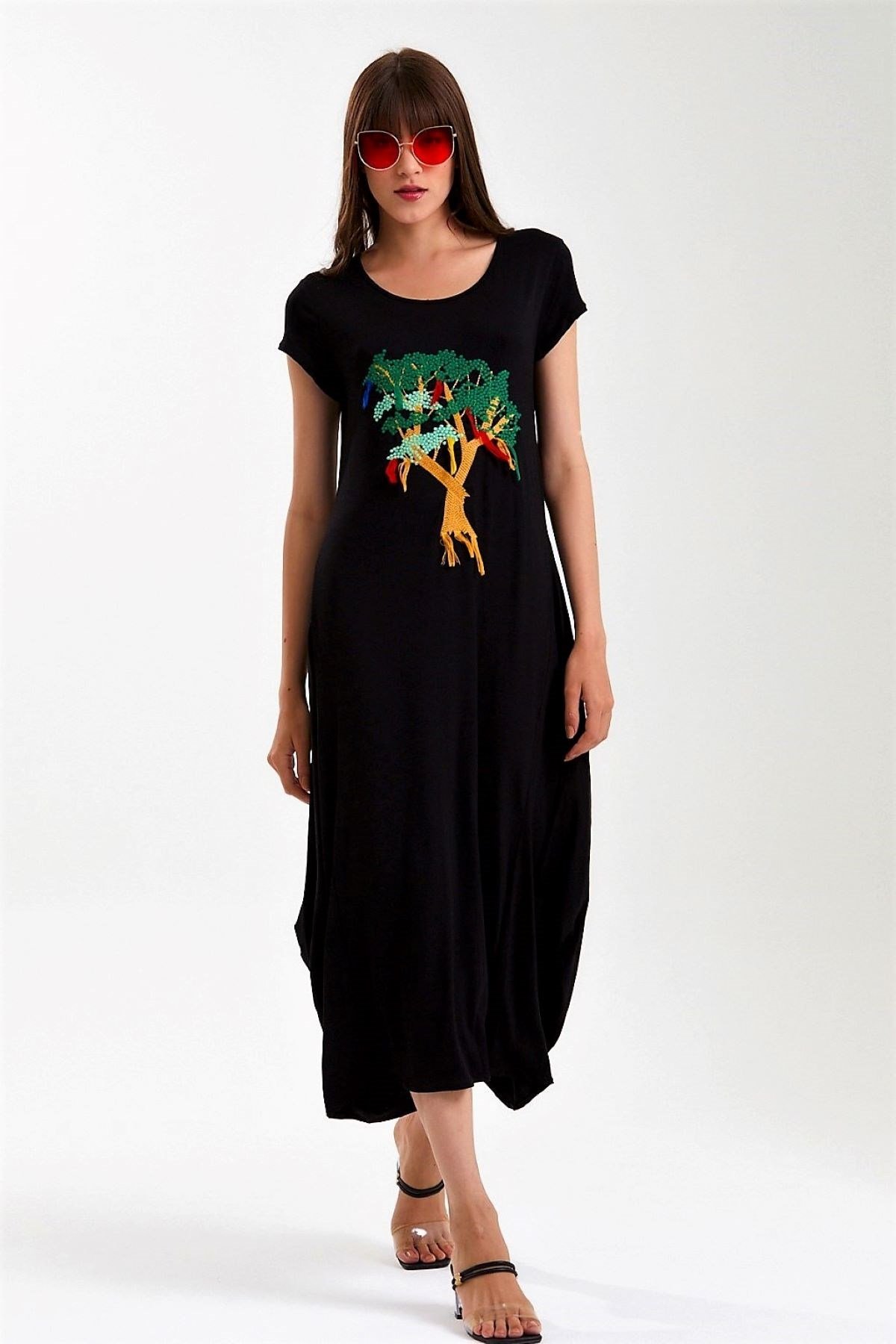 Siyah Yuvarlak Yaka Kısa Kollu Ağaç Nakışlı Püsküllü Uzun Elbise