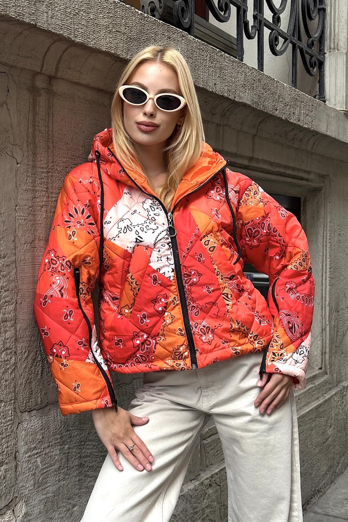 معطف قصير قابل للنفخ برتقالي منقوش بقلنسوة برتقالي بأكمام بسحاب