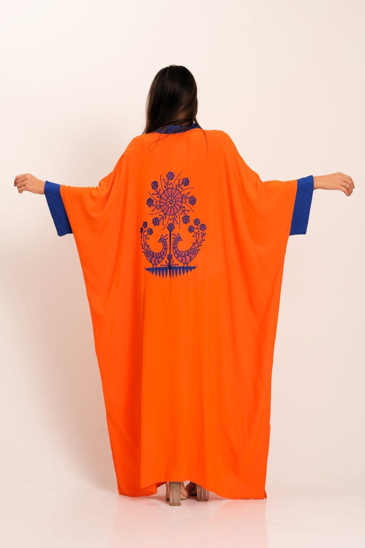 فستان طويل بأكمام خفاش برتقالية بأكمام مقلوبة مع تطريز أصلي على الظهر