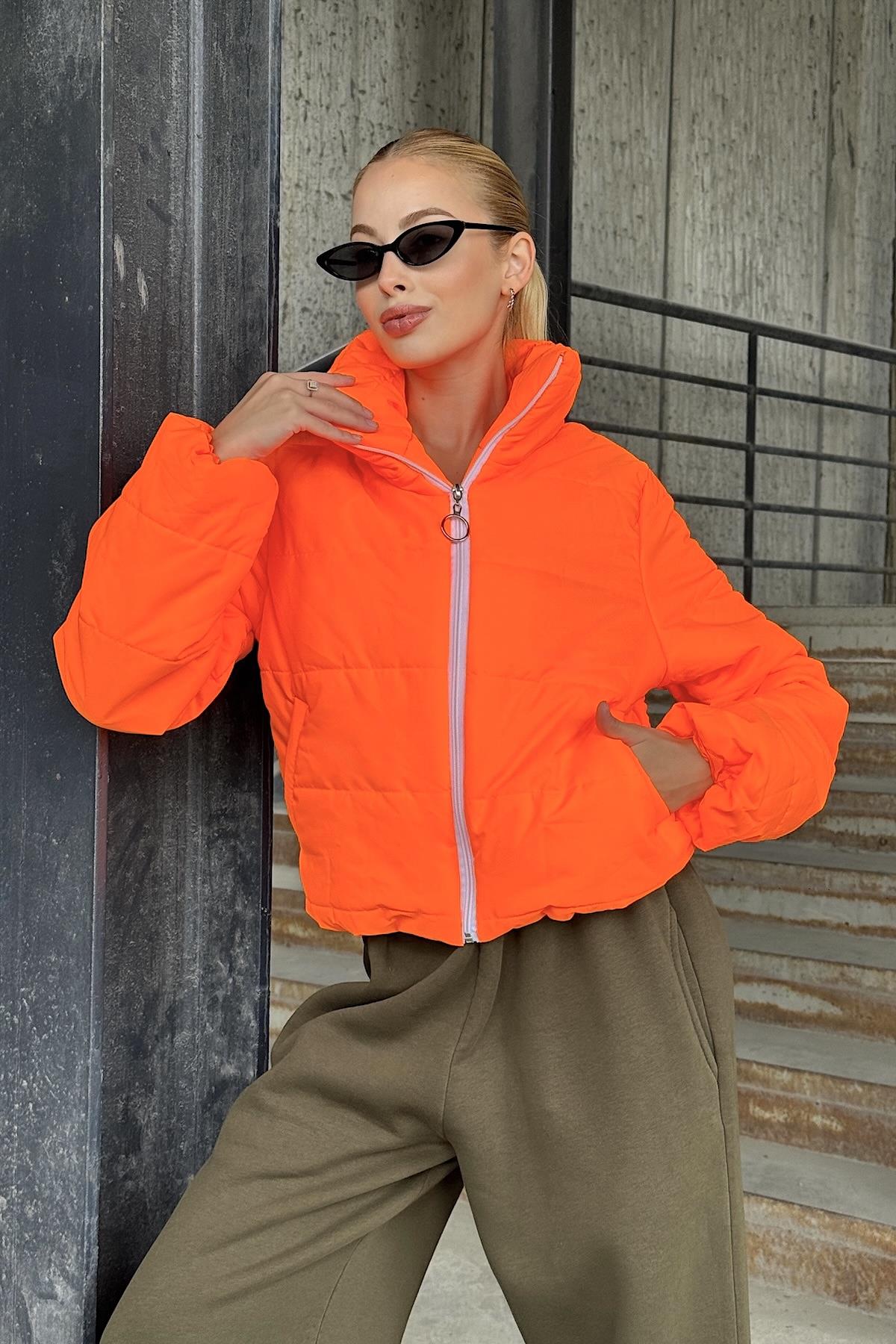 Turuncu Sırtı Taş Baskılı Dik Yaka Kısa Şişme Mont