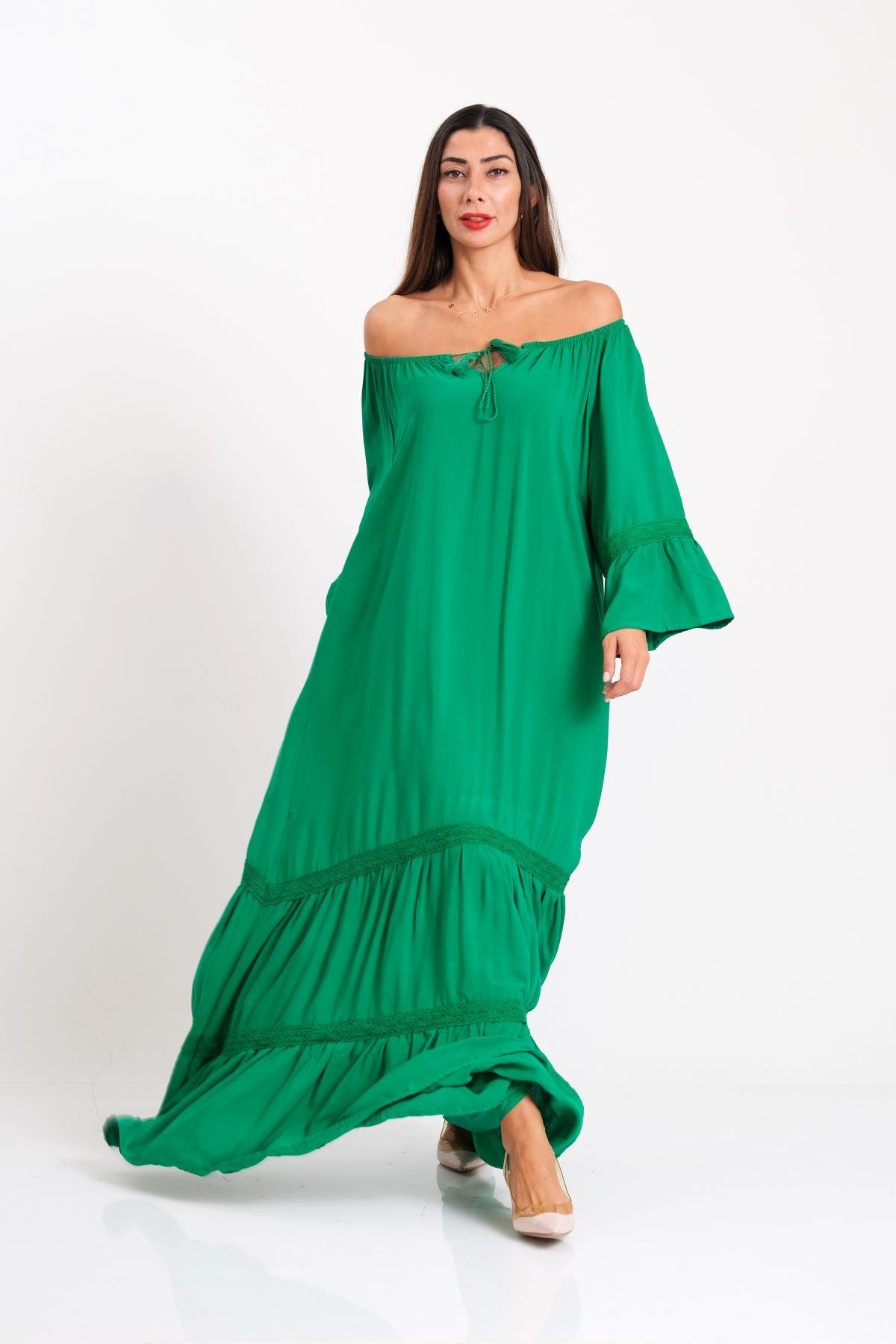 فستان طويل مكشكشوف بأكمام مكشكشة بياقة كارمن خضراء مع تنانير صدفية