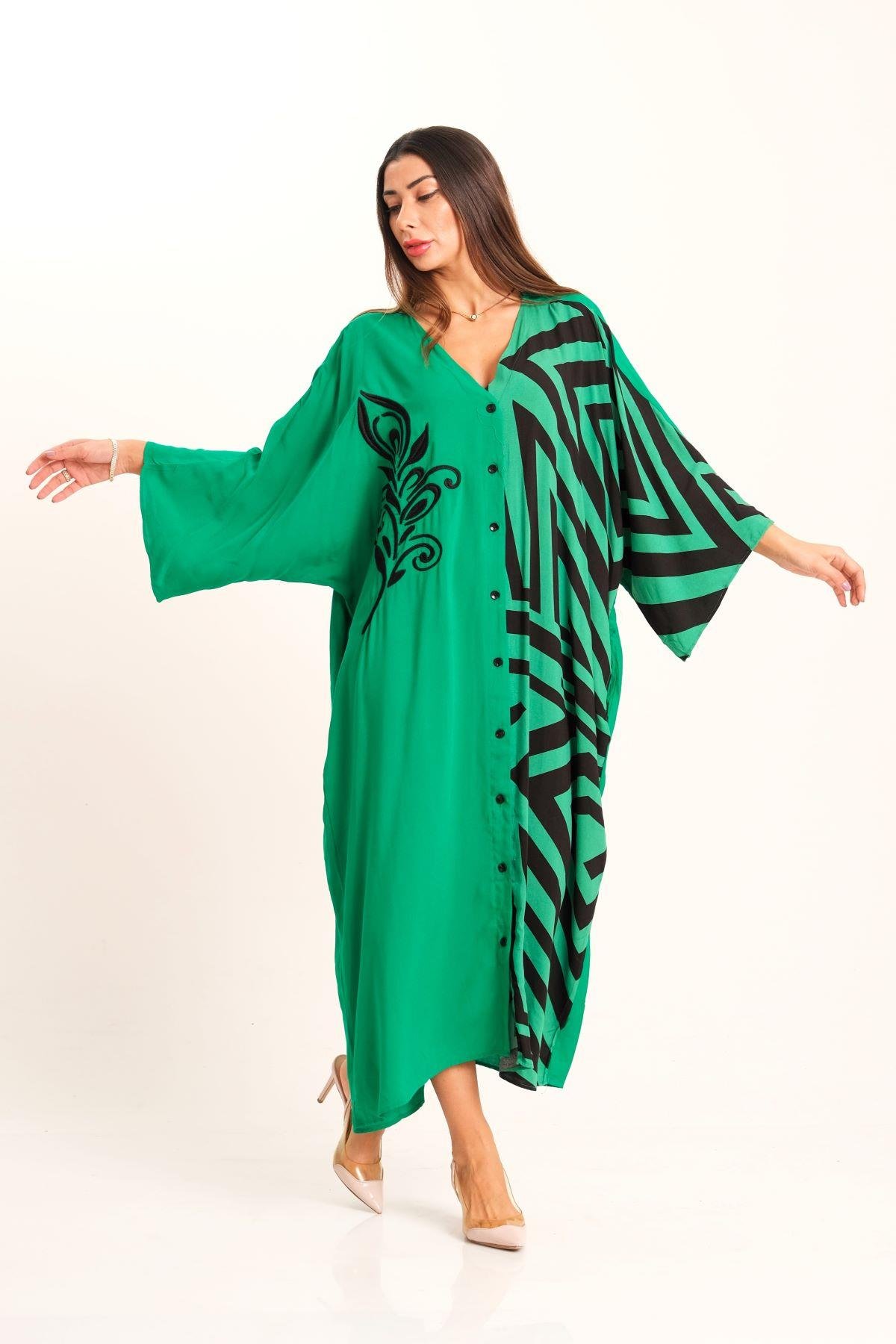 فستان قميص طويل بياقة على شكل خفاش مزخرف باللون الأخضر بجيوب على شكل خفاش