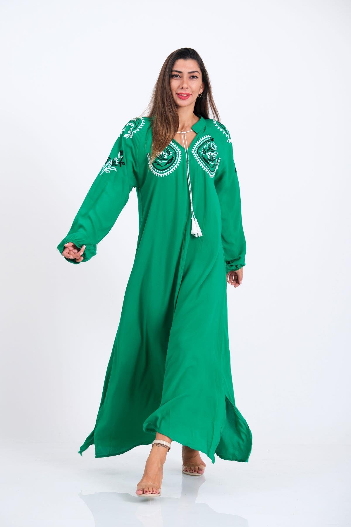 فستان طويل بأكمام بالون أخضر مع شرابات مطرزة على الصدر والأكمام