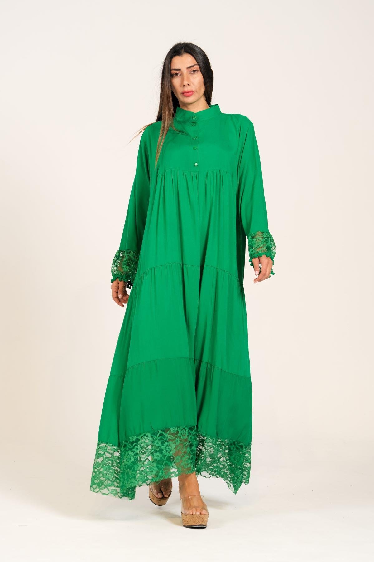 Yeşil Kolları ve Eteği Dantelli Önü Düğmeli Eteği Kat Kat Uzun Elbise