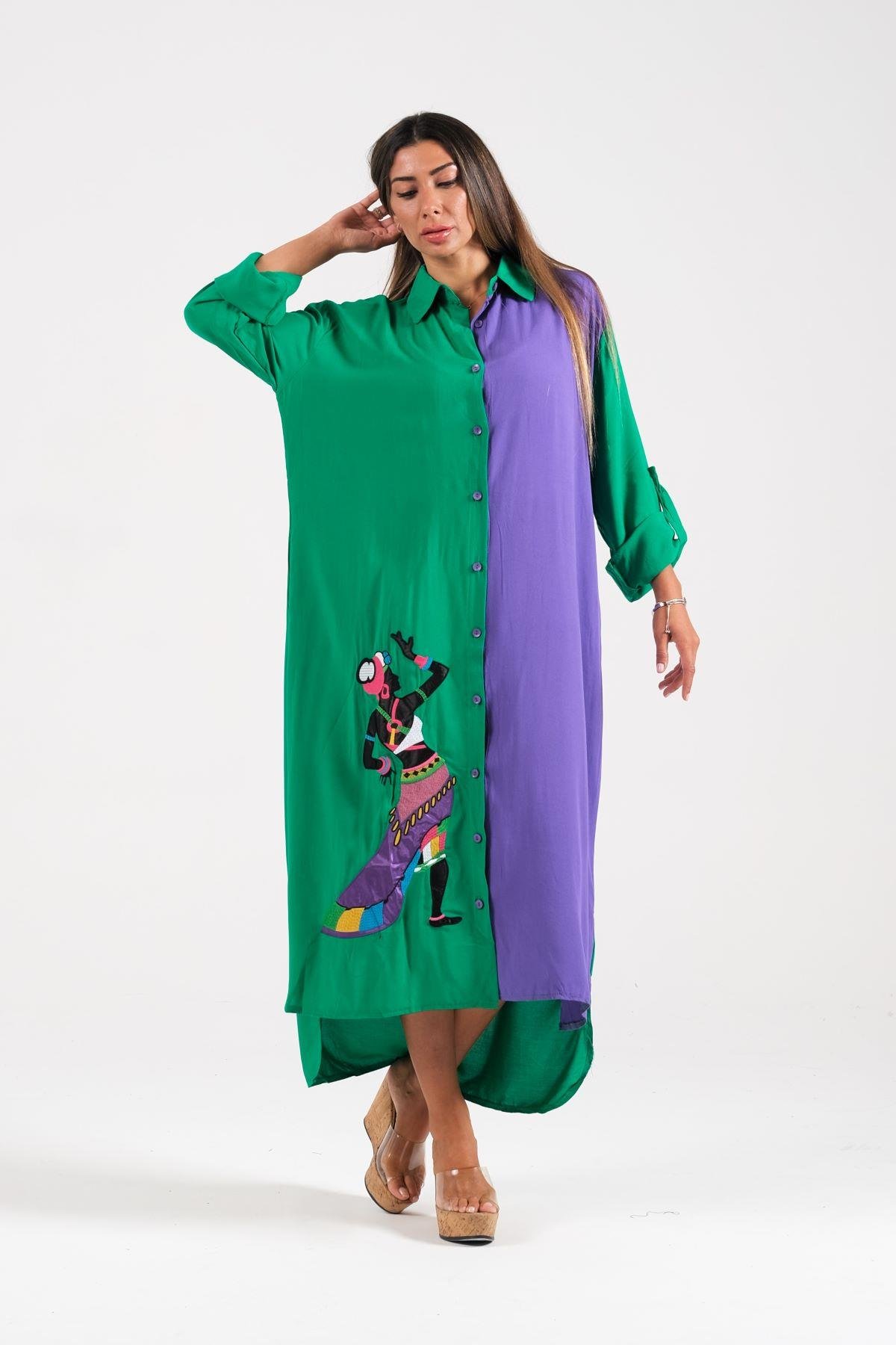 فستان طويل بقميص طويل مع تنورة خضراء بنفسجية مزخرفة ومطرزة على شكل امرأة