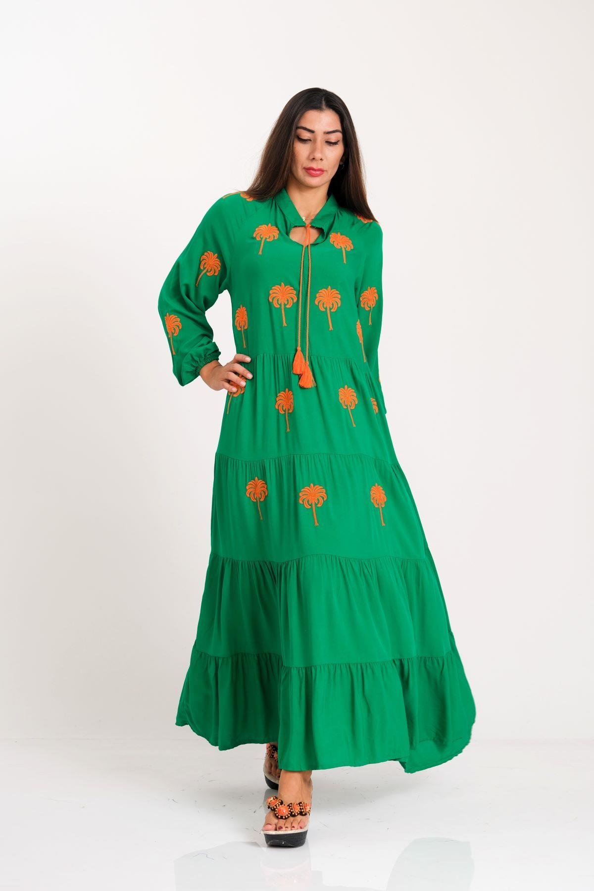 Yeşil Önü ve Kolları Palmiye Nakışlı Eteği Kat Kat Uzun Elbise