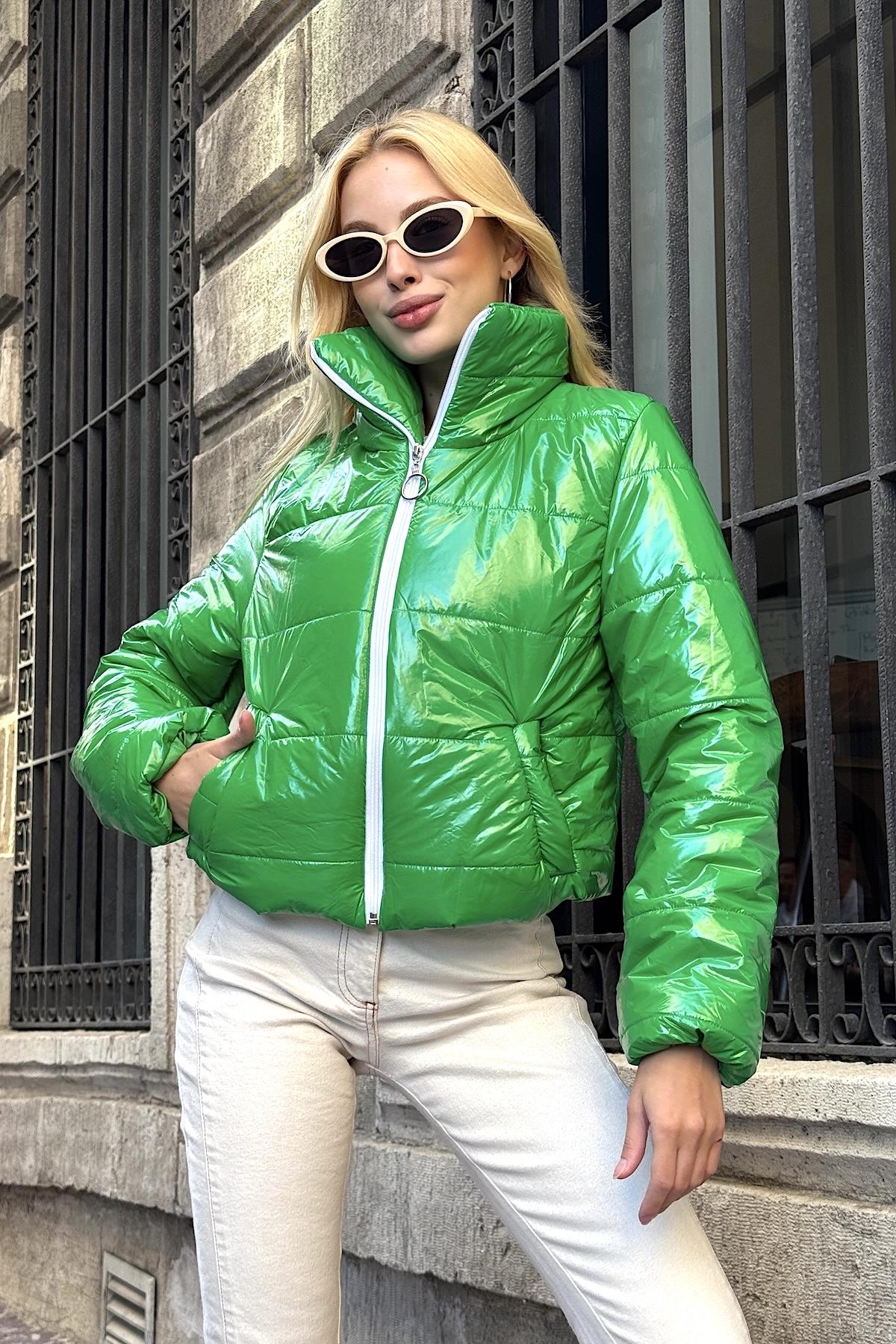 معطف أخضر لامع أخضر طوق قصير قابل للنفخ بياقة قصيرة طاردة للماء