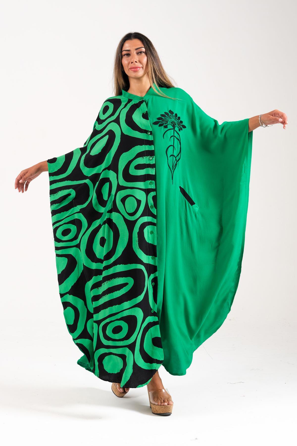 فستان طويل مزخرف ومطرز بنقشة الياقة الصفرية باللون الأخضر مع جيوب