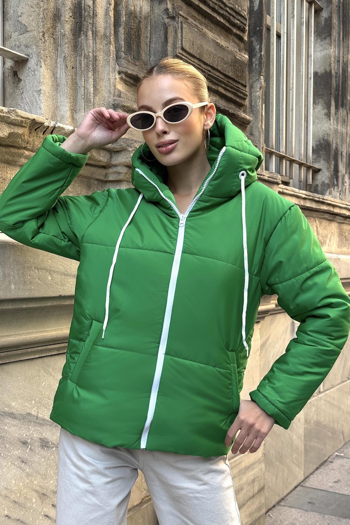 معطف أخضر مضاد للماء بغطاء رأس قابل للنفخ بغطاء رأس أخضر