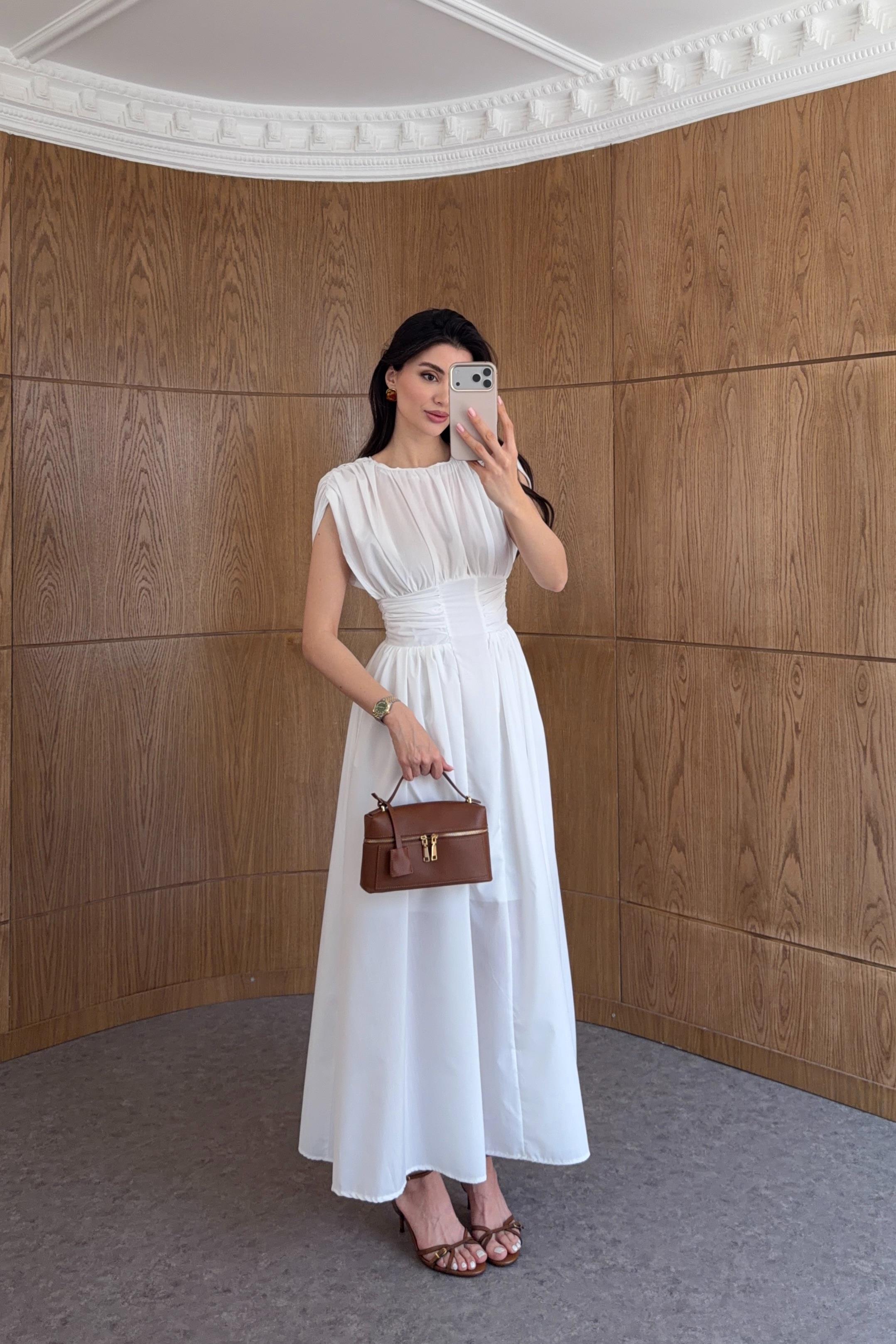 Büzgü Bel Detaylı Beyaz Maxi Elbise
