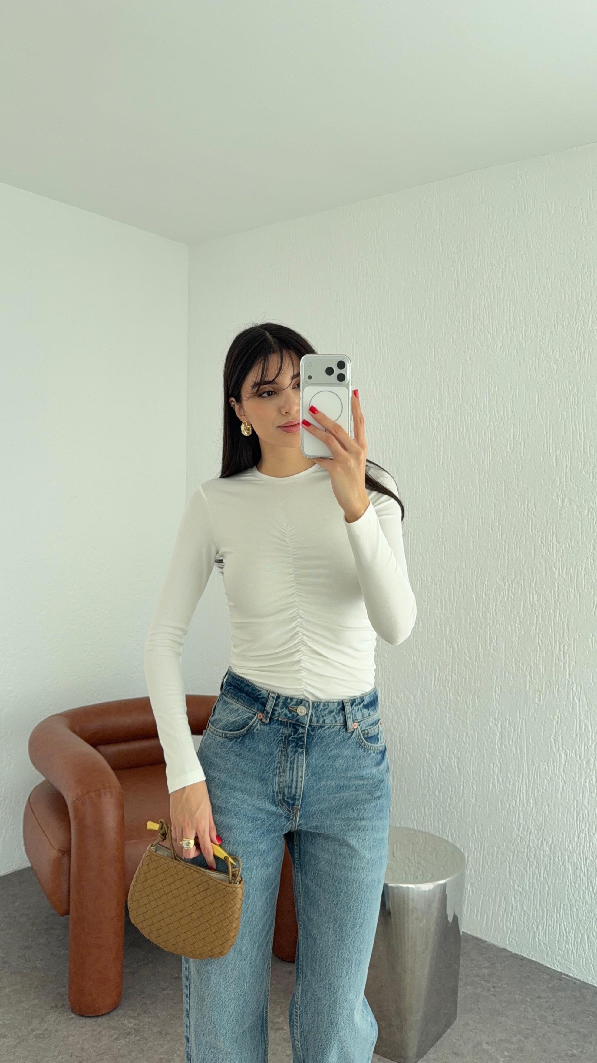 Önü Büzgülü Beyaz Soft Touch Bluz