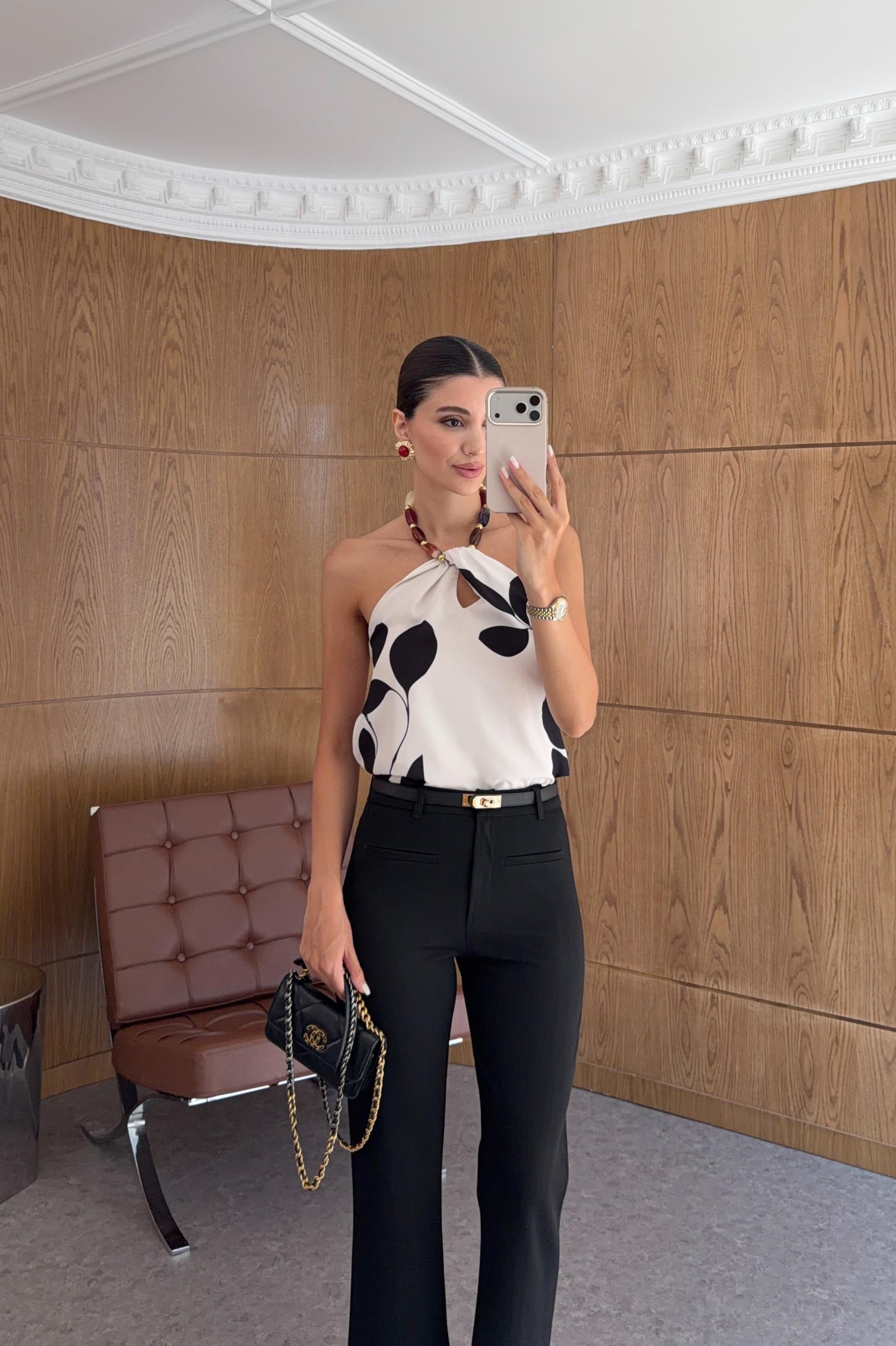 Yaka Boncuk Detaylı Bluz