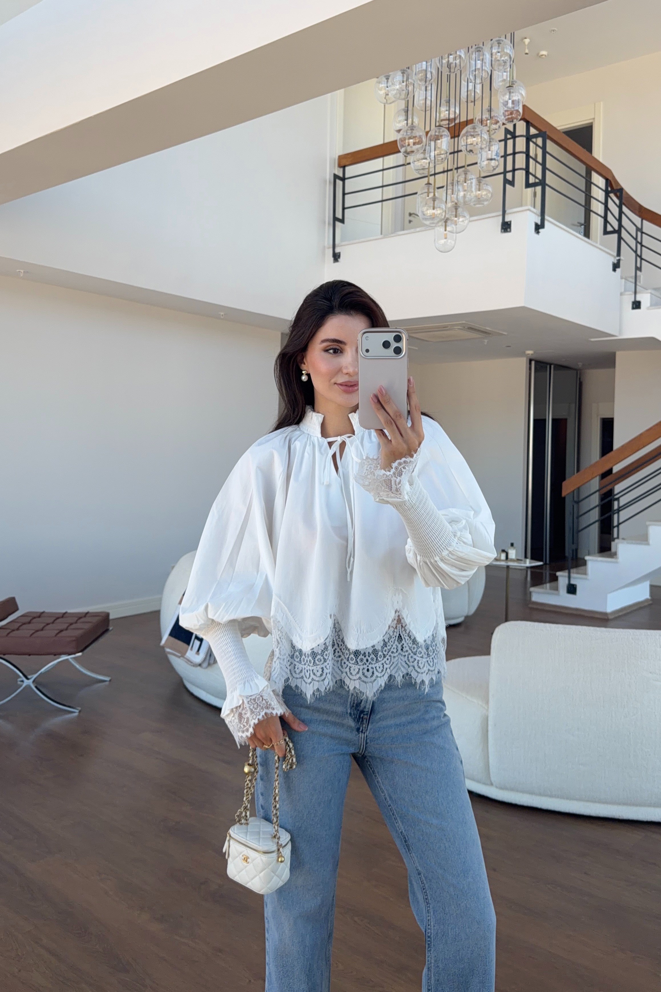 Yaka Detaylı Dantelli Beyaz Bluz