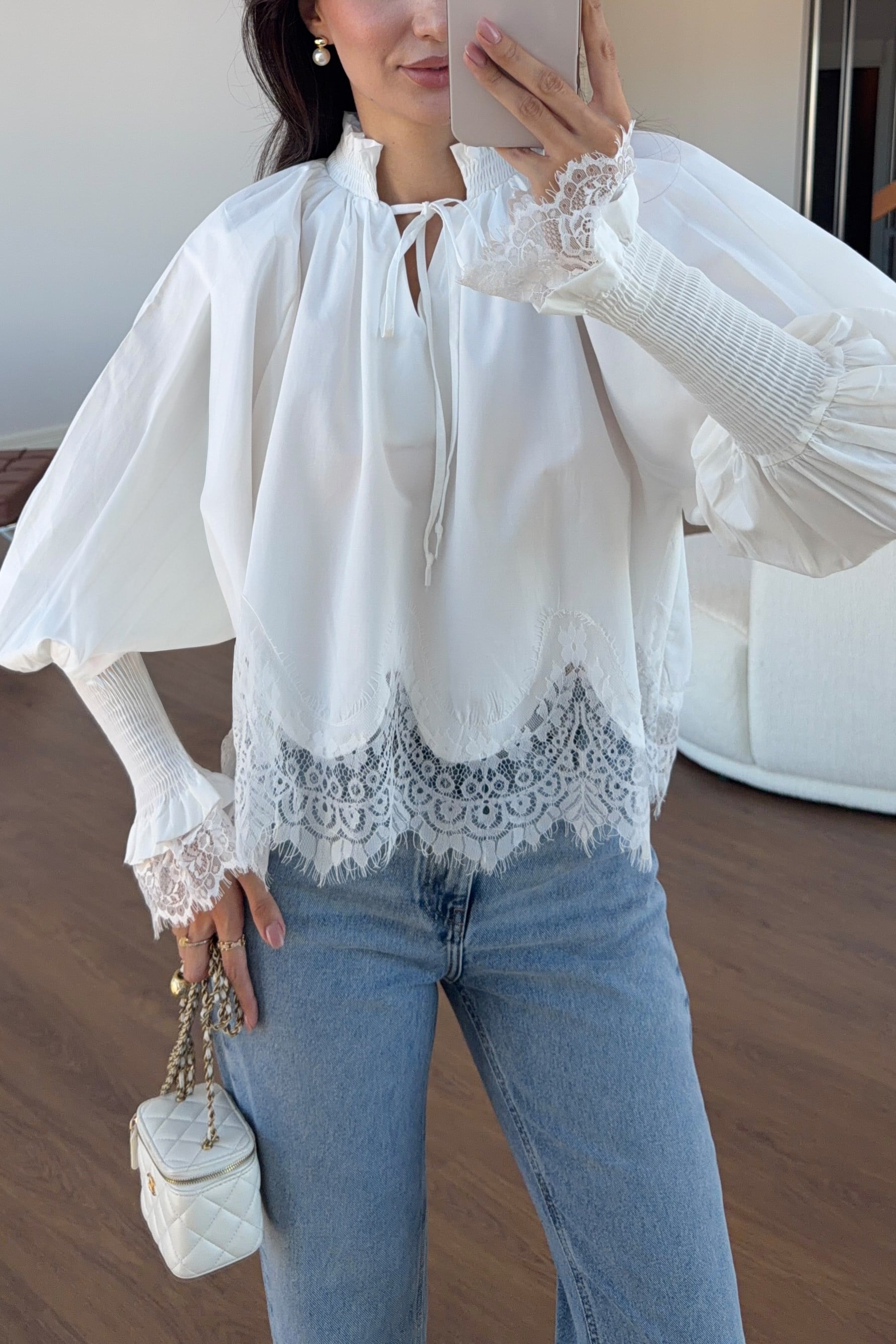 Yaka Detaylı Dantelli Beyaz Bluz