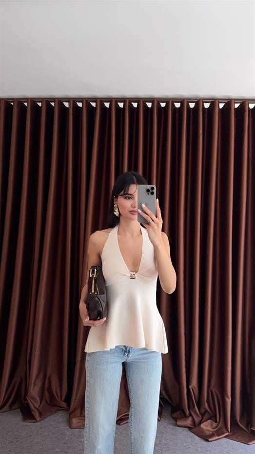 Aksesuar Detaylı Krem Bluz