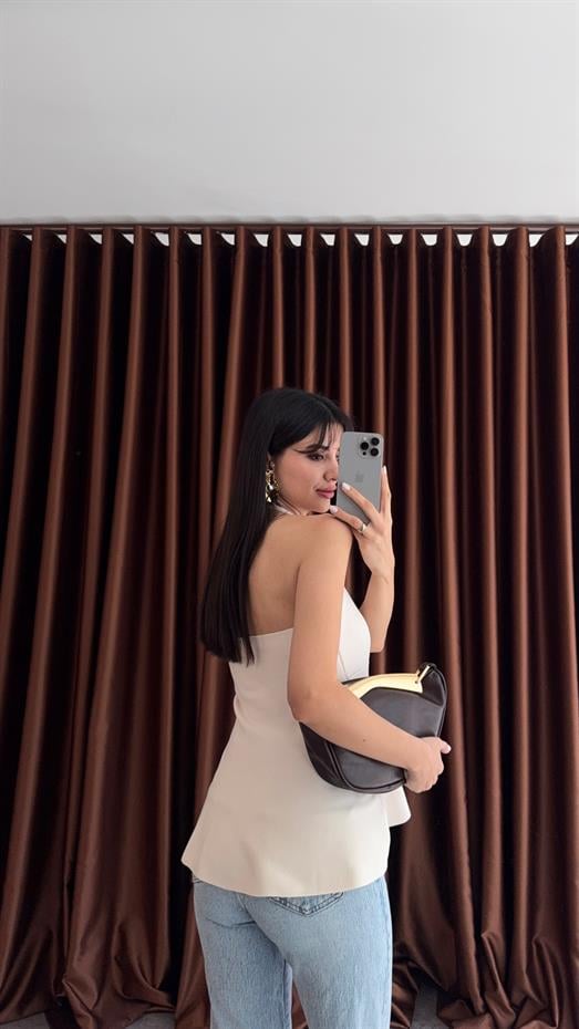 Aksesuar Detaylı Krem Bluz