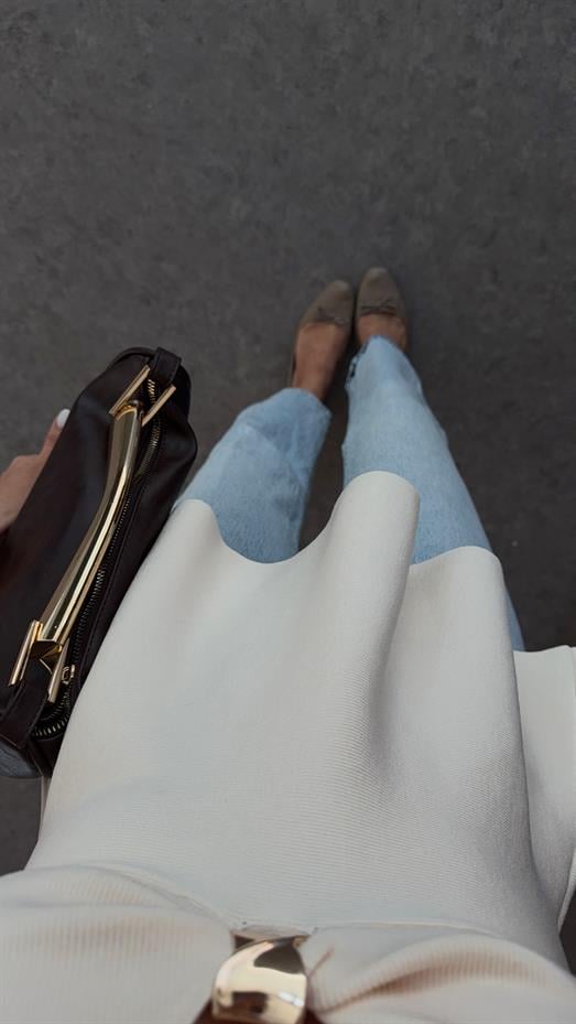 Aksesuar Detaylı Krem Bluz