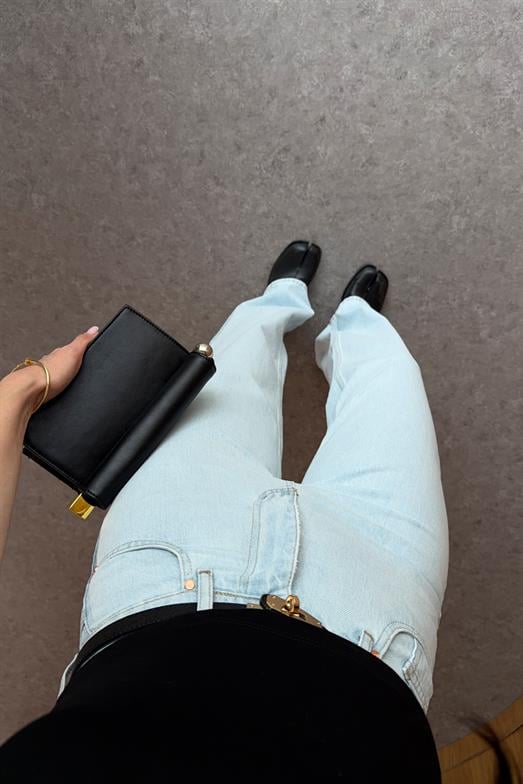 Arka Cep Detaylı Buz Mavi Jean